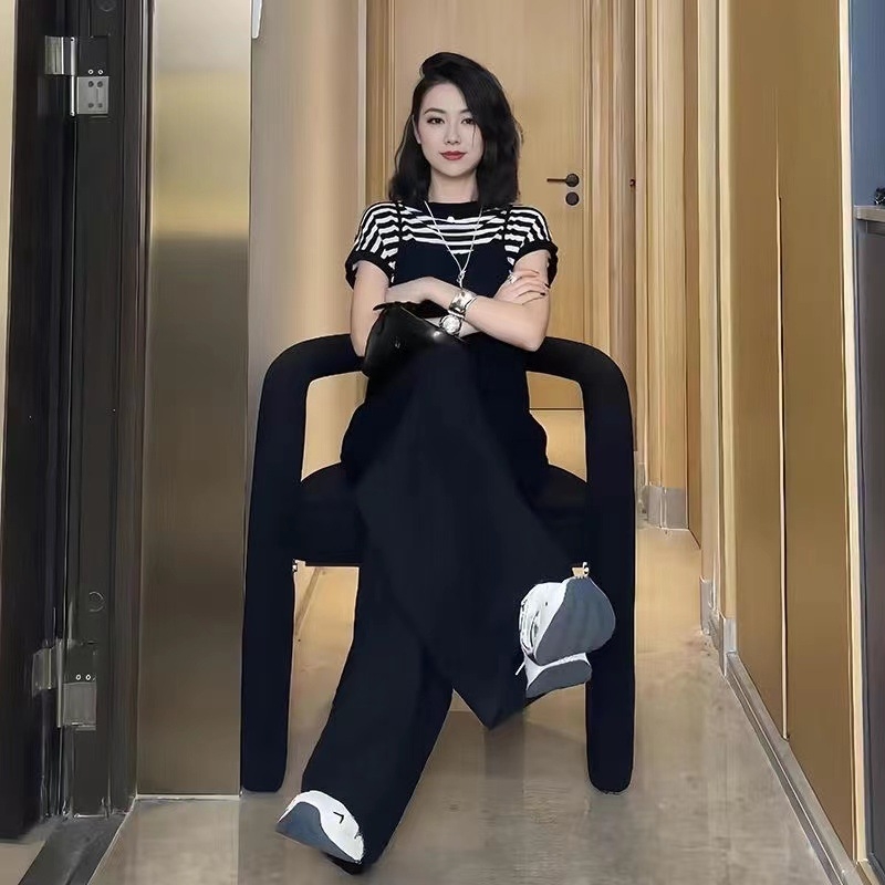 Set din două piese: top cu dungi și pantaloni evazați; material acrilic 95%+; finisaj spălare cu acid manganic; lansare primăvară 2025; stil urban elegant pentru mers zilnic