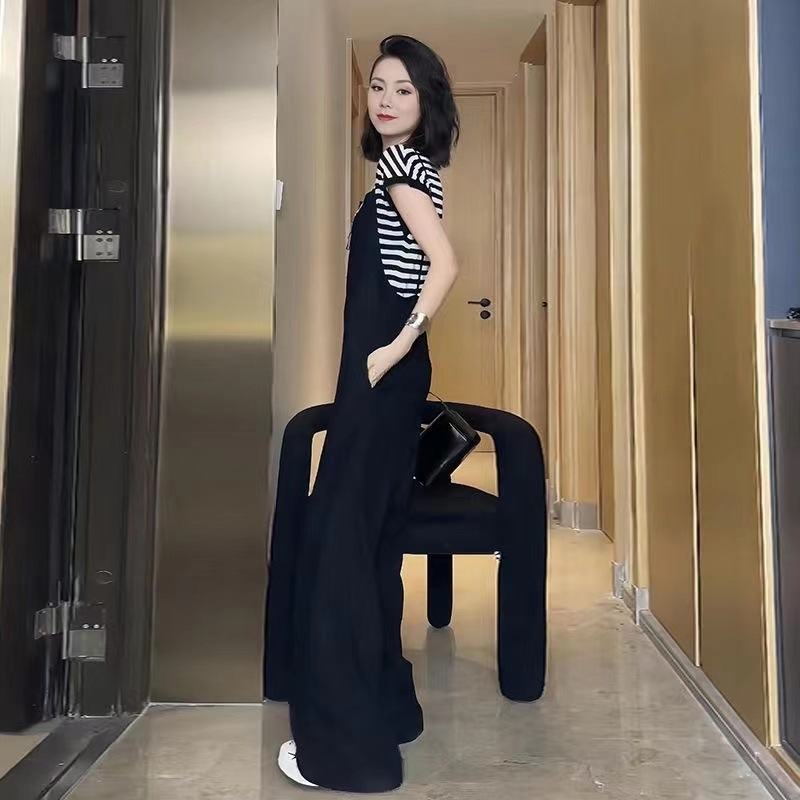 Set din două piese: top cu dungi și pantaloni evazați; material acrilic 95%+; finisaj spălare cu acid manganic; lansare primăvară 2025; stil urban elegant pentru mers zilnic