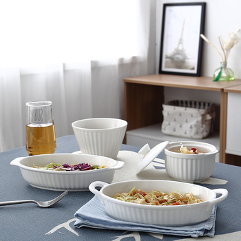 Ovalna keramička posuda za pečenje s prugastim dizajnom, mikrovalna kompatibilna, dvostruke ručke, modern minimalistički stil