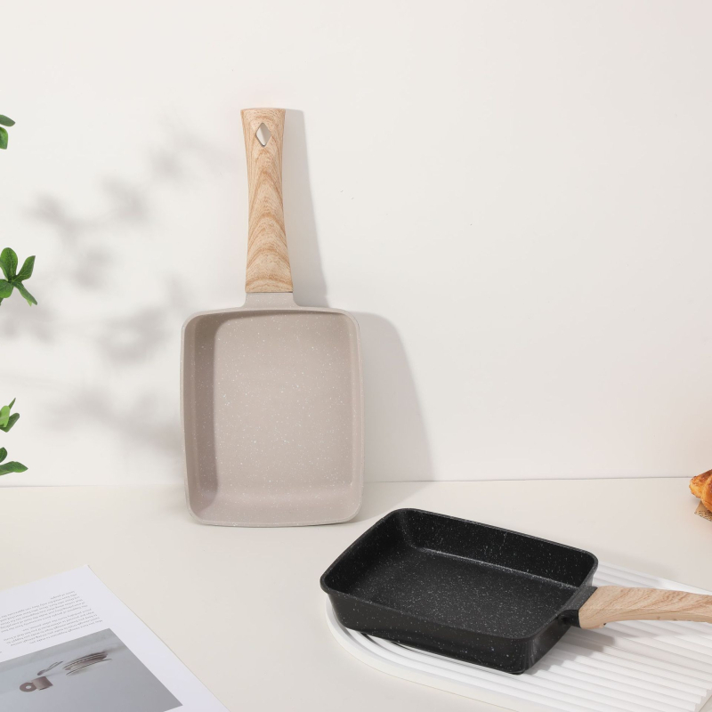 Aries kvadratna neprijanjajuća tava za tamagoyaki s aluminijskim tijelom i trostrukim dnom