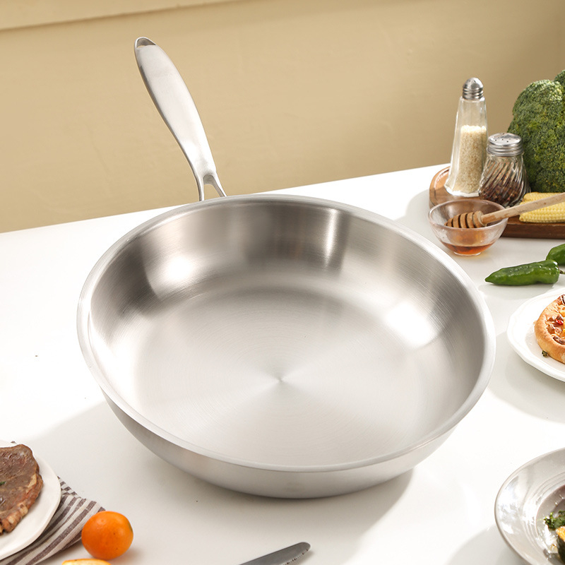 Háromrétegű rozsdamentes acél serpenyő bevonat nélkül, 26–32 cm, üvegfedővel és többrétegű aljzattal