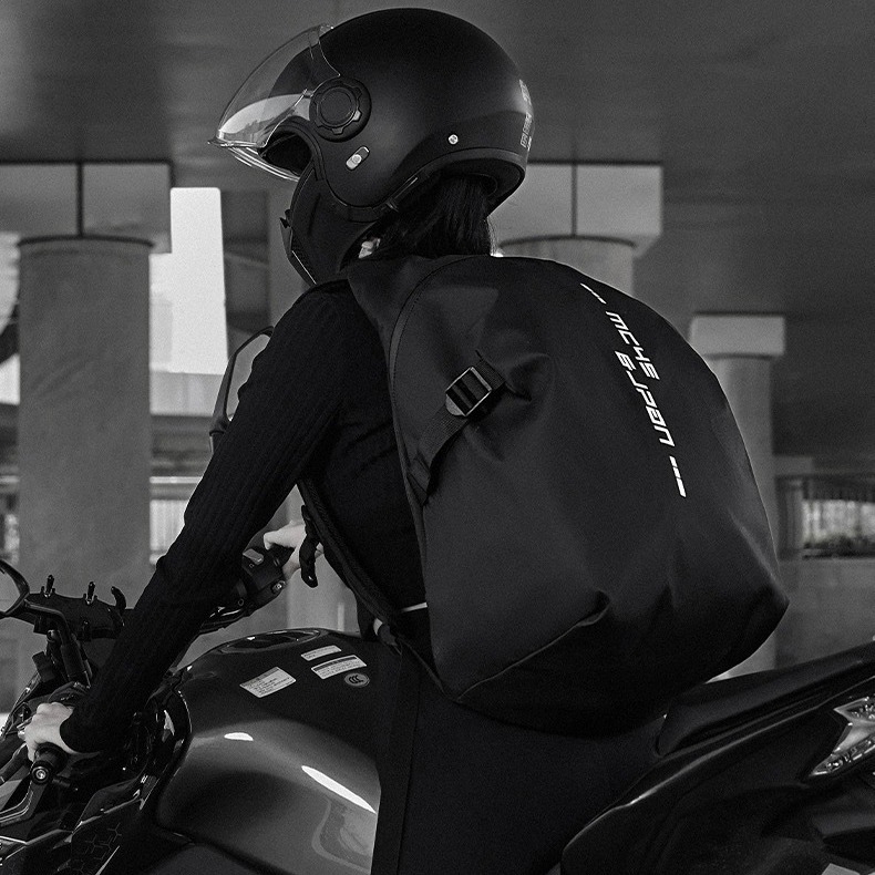 Motorkerékpáros hátizsák sisakrekesz, vízálló, 36–55L, Oxford anyag, elfér egy 15 hüvelykes laptop, görbült vállpántok