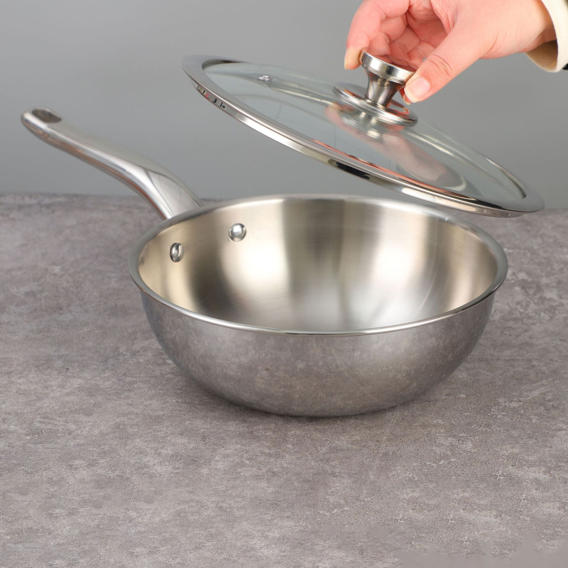 Titánium wok háromrétegű aljzattal, üvegfedővel, kompatibilis gáztűzhely és indukciós főzőfelülettel