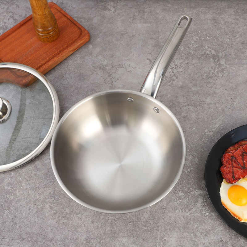 Titánium wok háromrétegű aljzattal, üvegfedővel, kompatibilis gáztűzhely és indukciós főzőfelülettel