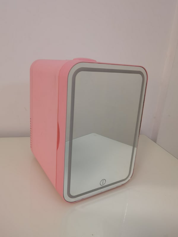 Автомобилен хладилник с полупроводниково охлаждане, 6-10 л, 12V/220V, 48 W, охлаждане до около 20°C под околната температура, отопление до 65°C