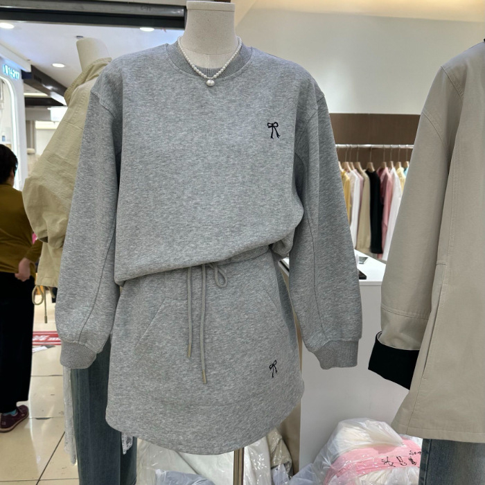 Dvodijelni set: sweatshirt s mašnicom i suknja, chenille tkanina s elastanom, bezrukavni gornji dio, proljeće 2025