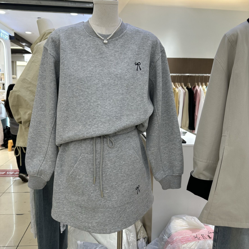 Dvodijelni set: sweatshirt s mašnicom i suknja, chenille tkanina s elastanom, bezrukavni gornji dio, proljeće 2025