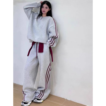 Ženski dvodijelni sportsko-urbani set s prugastim džemperom i širokim hlačama, gradski casual stil, mješavina poliestera i pamuka