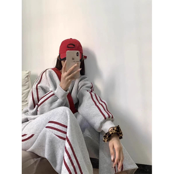 Ženski dvodijelni sportsko-urbani set s prugastim džemperom i širokim hlačama, gradski casual stil, mješavina poliestera i pamuka