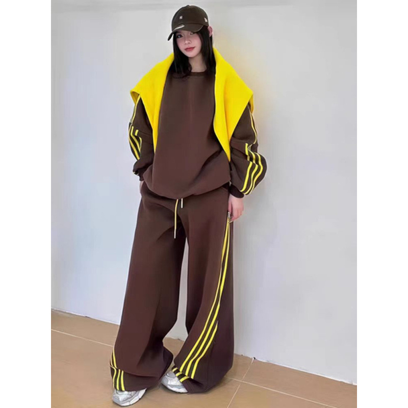 Ženski dvodijelni sportsko-urbani set s prugastim džemperom i širokim hlačama, gradski casual stil, mješavina poliestera i pamuka