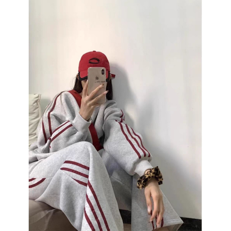 Ženski dvodijelni sportsko-urbani set s prugastim džemperom i širokim hlačama, gradski casual stil, mješavina poliestera i pamuka