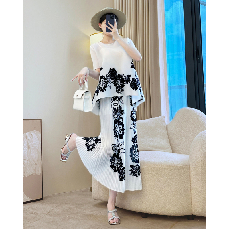 Pliszírozott mintázatú szoknyás kosztüm – irodai elegancia, 3/4-ujjú, midi hosszú szoknya, anyag: akril szál; fő szövet: poliészter 95%+