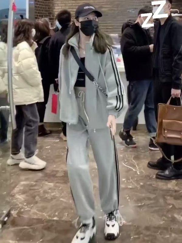 Ženski sportski set za proljeće i jesen 2025, korejski stil, casual modni styling za studentice, uski kroj, dvodijelni komplet s jaknom za trčanje i hlače