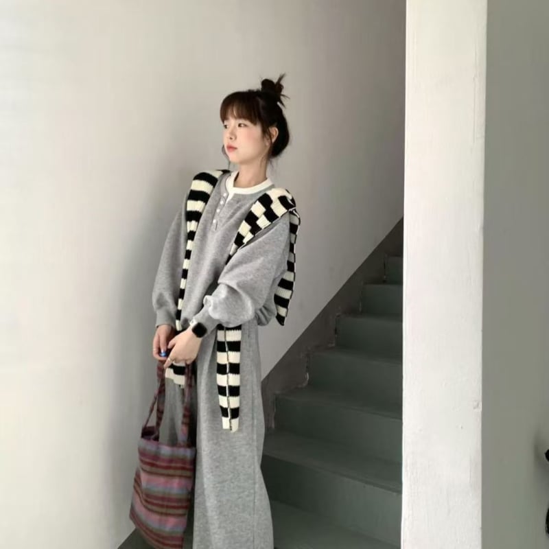 Plavi ženski trodijelni komplet s dugim rukavima, puloverom i šalom, opušteni sportski stil