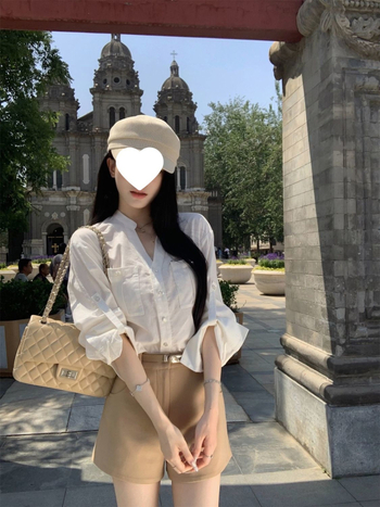 Hot Girl stil: bluza s V-izrezom i dugim rukavima te kratke hlače visokog struka, dizajn za ranu jesen