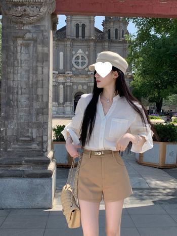 Hot Girl stil: bluza s V-izrezom i dugim rukavima te kratke hlače visokog struka, dizajn za ranu jesen