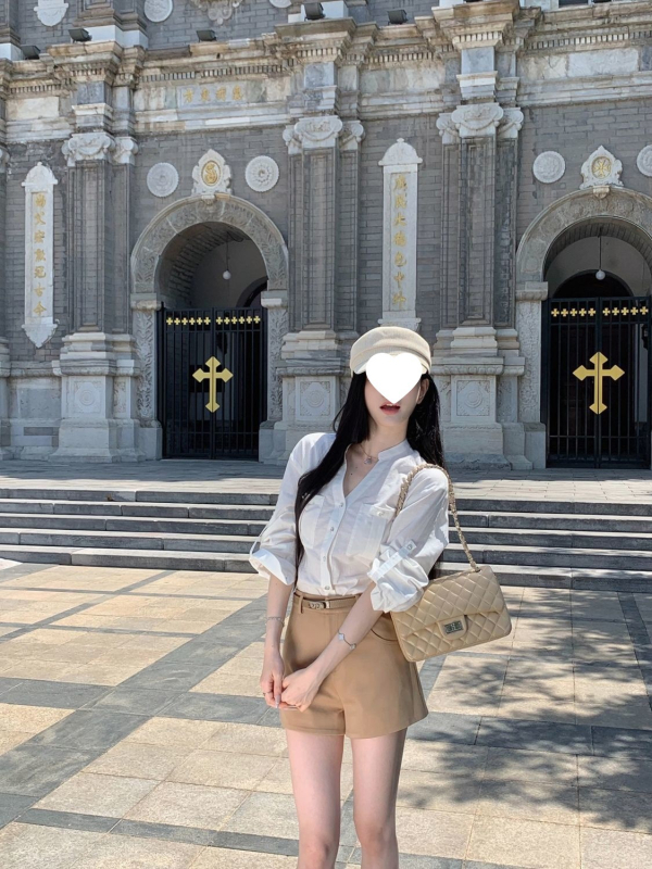 Hot Girl stil: bluza s V-izrezom i dugim rukavima te kratke hlače visokog struka, dizajn za ranu jesen