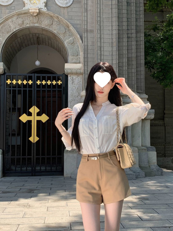 Hot Girl stil: bluza s V-izrezom i dugim rukavima te kratke hlače visokog struka, dizajn za ranu jesen