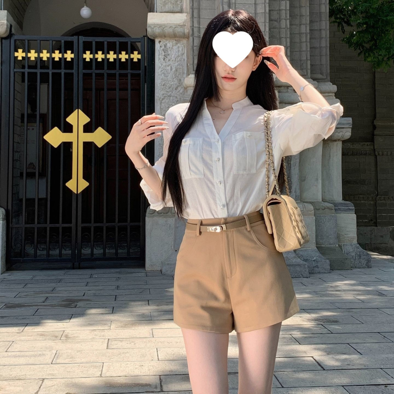Hot Girl stil: bluza s V-izrezom i dugim rukavima te kratke hlače visokog struka, dizajn za ranu jesen