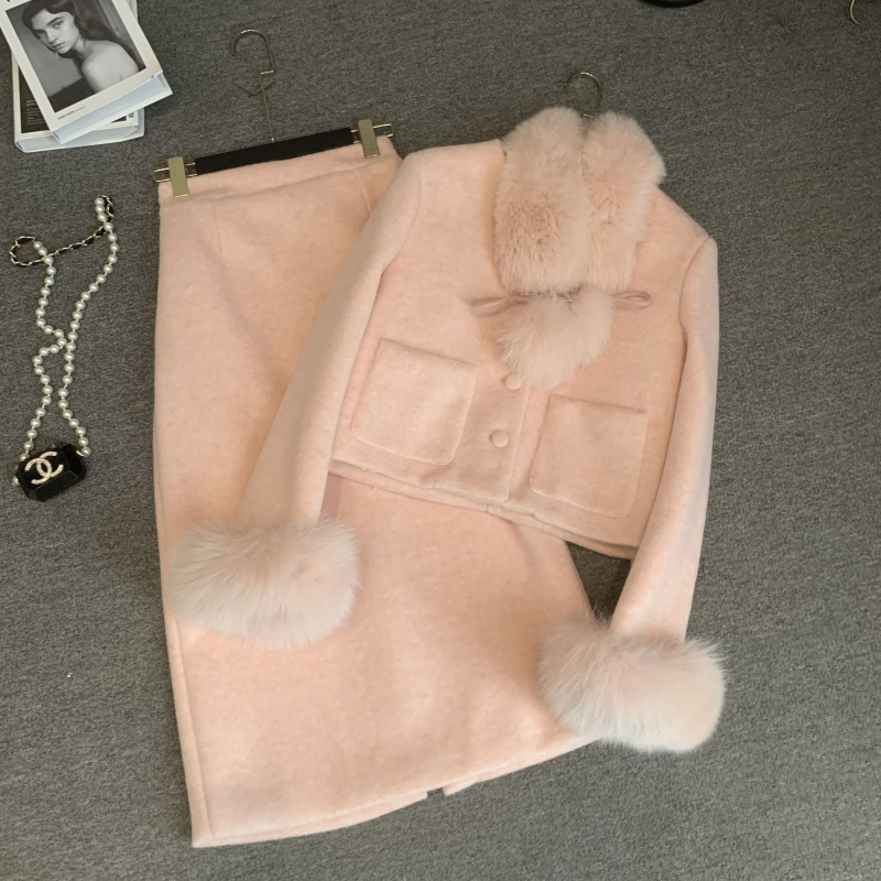 Ženski kostim s mini suknjom, dugi rukavi, ovčja vuna kao tkanina, PVC kao glavna tkanina, proljeće 2025.