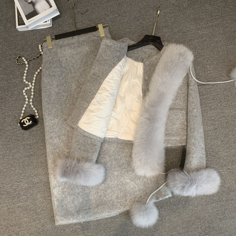 Ženski kostim s mini suknjom, dugi rukavi, ovčja vuna kao tkanina, PVC kao glavna tkanina, proljeće 2025.