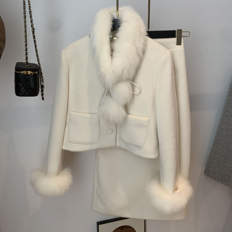 Ženski kostim s mini suknjom, dugi rukavi, ovčja vuna kao tkanina, PVC kao glavna tkanina, proljeće 2025.