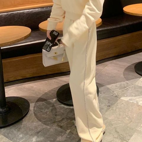 Ženski dvodijelni sportski komplet: majica s V izrezom i uskim krojem, dugi rukavi; široke hlače 3/4 duljine; Mercerizirana mješavina Spandex, proljeće 2025