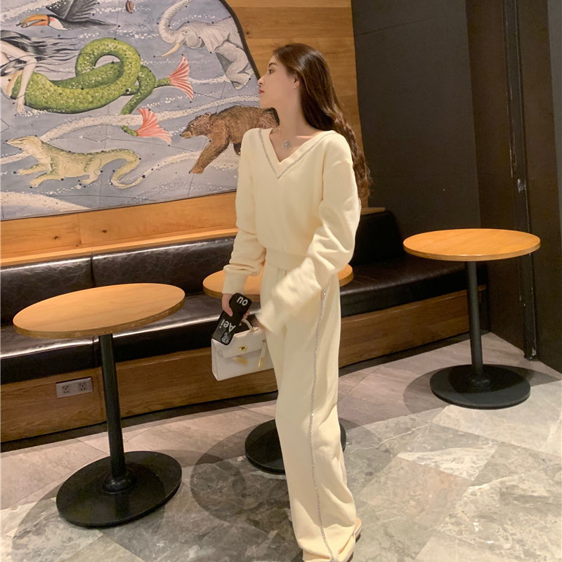 Ženski dvodijelni sportski komplet: majica s V izrezom i uskim krojem, dugi rukavi; široke hlače 3/4 duljine; Mercerizirana mješavina Spandex, proljeće 2025