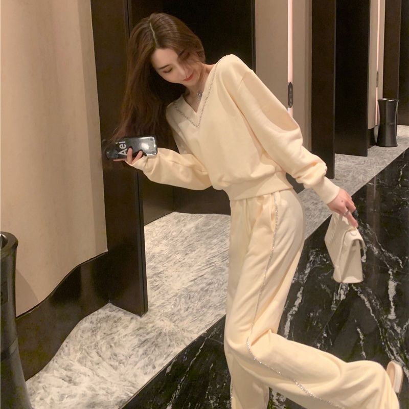 Ženski dvodijelni sportski komplet: majica s V izrezom i uskim krojem, dugi rukavi; široke hlače 3/4 duljine; Mercerizirana mješavina Spandex, proljeće 2025