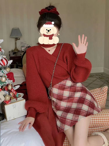 Dvodjelni set: pleteni pulover od ovčje vune i karirana suknja, dugi rukav, proljeće 2025