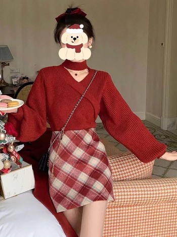 Dvodjelni set: pleteni pulover od ovčje vune i karirana suknja, dugi rukav, proljeće 2025