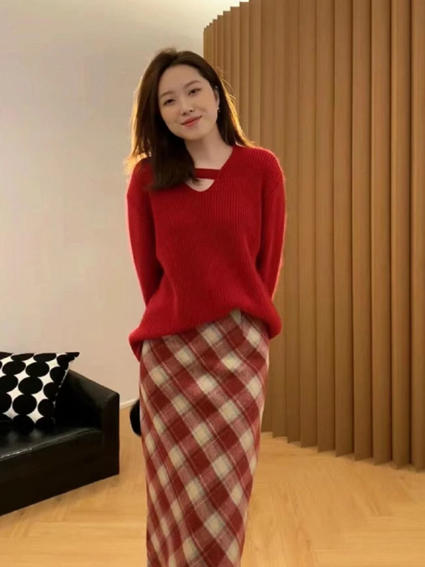 Dvodjelni set: pleteni pulover od ovčje vune i karirana suknja, dugi rukav, proljeće 2025