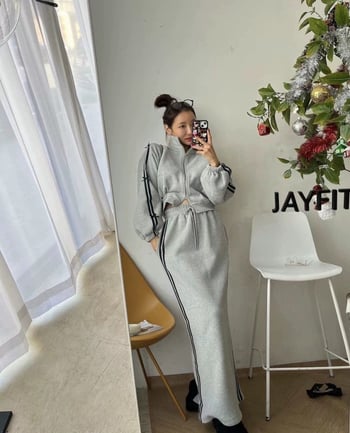 Ženski dvodijelni kostim: kratki cardigan sa stojećim ovratnikom i prugastim uzorom te vitka dugačka suknja visokog struka; Chenille tkanina s elastanom; glavni udio tkanine <30%.