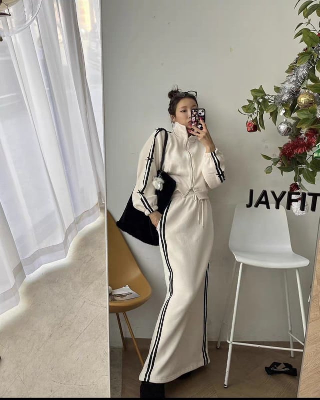 Ženski dvodijelni kostim: kratki cardigan sa stojećim ovratnikom i prugastim uzorom te vitka dugačka suknja visokog struka; Chenille tkanina s elastanom; glavni udio tkanine <30%.