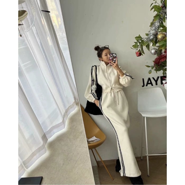 Ženski dvodijelni kostim: kratki cardigan sa stojećim ovratnikom i prugastim uzorom te vitka dugačka suknja visokog struka; Chenille tkanina s elastanom; glavni udio tkanine <30%.