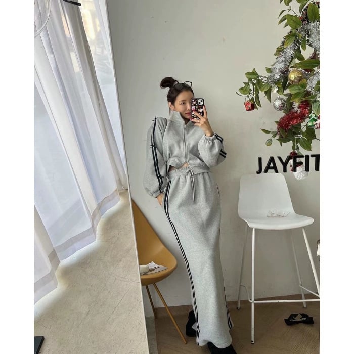 Ženski dvodijelni kostim: kratki cardigan sa stojećim ovratnikom i prugastim uzorom te vitka dugačka suknja visokog struka; Chenille tkanina s elastanom; glavni udio tkanine <30%.