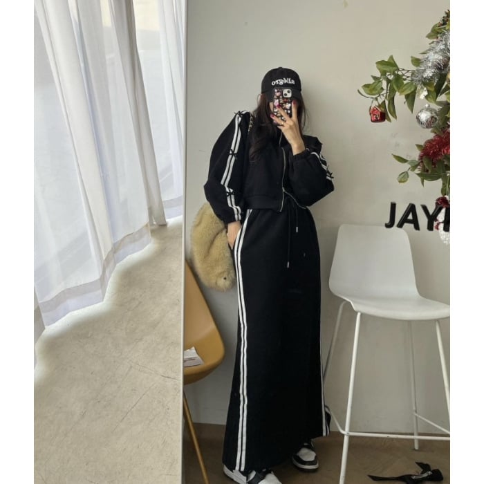 Ženski dvodijelni kostim: kratki cardigan sa stojećim ovratnikom i prugastim uzorom te vitka dugačka suknja visokog struka; Chenille tkanina s elastanom; glavni udio tkanine <30%.