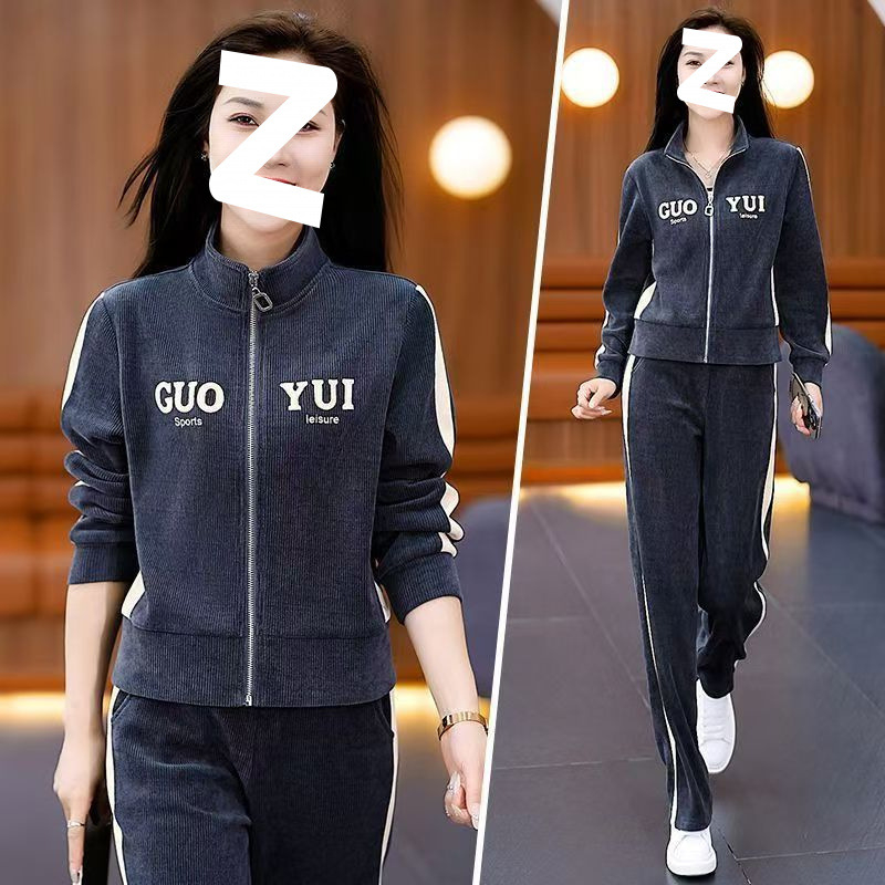 Ženski dvodijelni kostim sa suknjom od denima, gradski stil, proljeće–jesen 2025, ležerno elegantan outfit