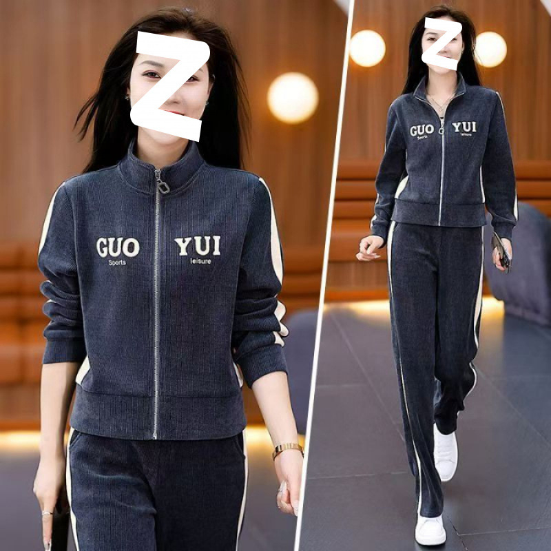Ženski dvodijelni kostim sa suknjom od denima, gradski stil, proljeće–jesen 2025, ležerno elegantan outfit