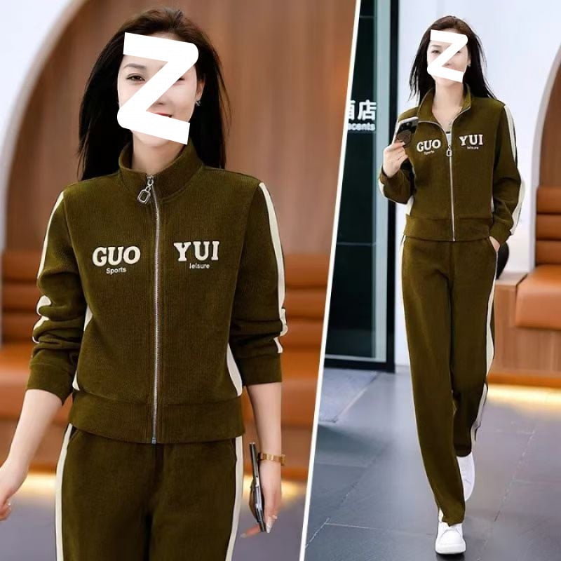 Ženski dvodijelni kostim sa suknjom od denima, gradski stil, proljeće–jesen 2025, ležerno elegantan outfit
