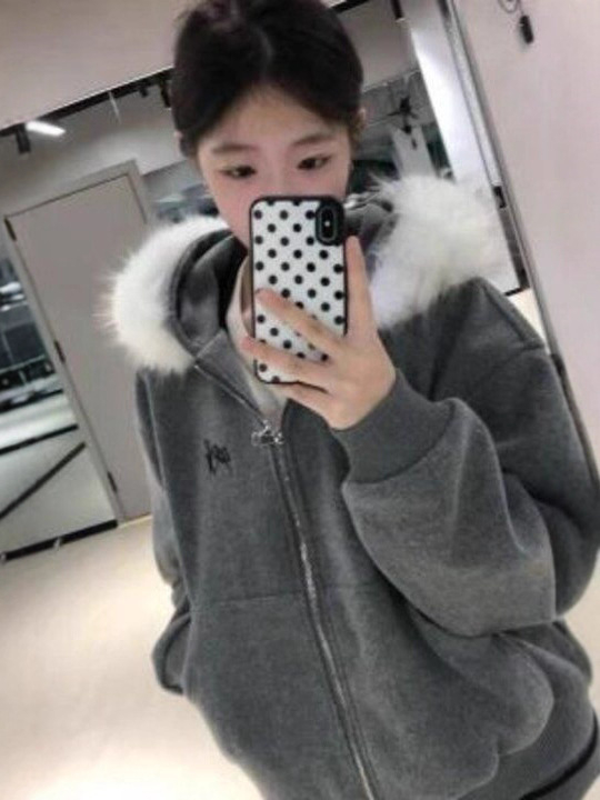 Ženski dvodijelni set u američkom stilu: hoodie s kapuljačom i kragnom od krzna te hlače s prugama, ležernog kroja