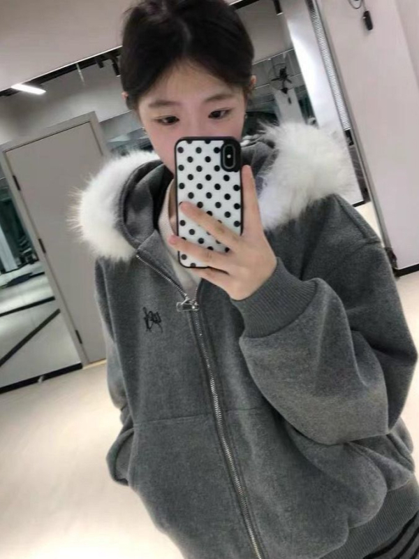 Ženski dvodijelni set u američkom stilu: hoodie s kapuljačom i kragnom od krzna te hlače s prugama, ležernog kroja