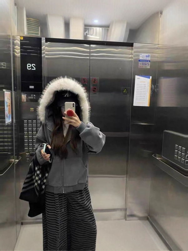 Ženski dvodijelni set u američkom stilu: hoodie s kapuljačom i kragnom od krzna te hlače s prugama, ležernog kroja
