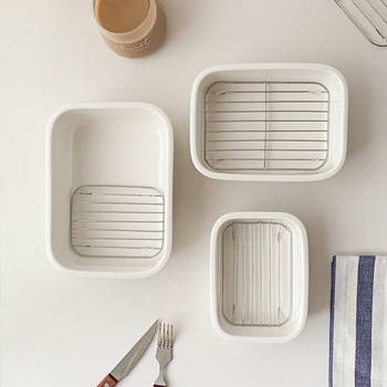 Porcelanska tava za pečenje, pogodna za mikrovalnu pećnicu, moderan minimalistički stil.