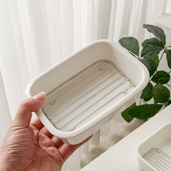 Porcelanska tava za pečenje, pogodna za mikrovalnu pećnicu, moderan minimalistički stil.