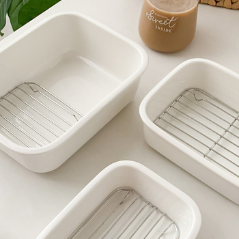 Porcelanska tava za pečenje, pogodna za mikrovalnu pećnicu, moderan minimalistički stil.