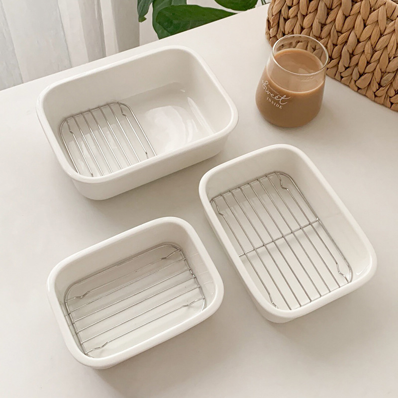 Porcelanska tava za pečenje, pogodna za mikrovalnu pećnicu, moderan minimalistički stil.