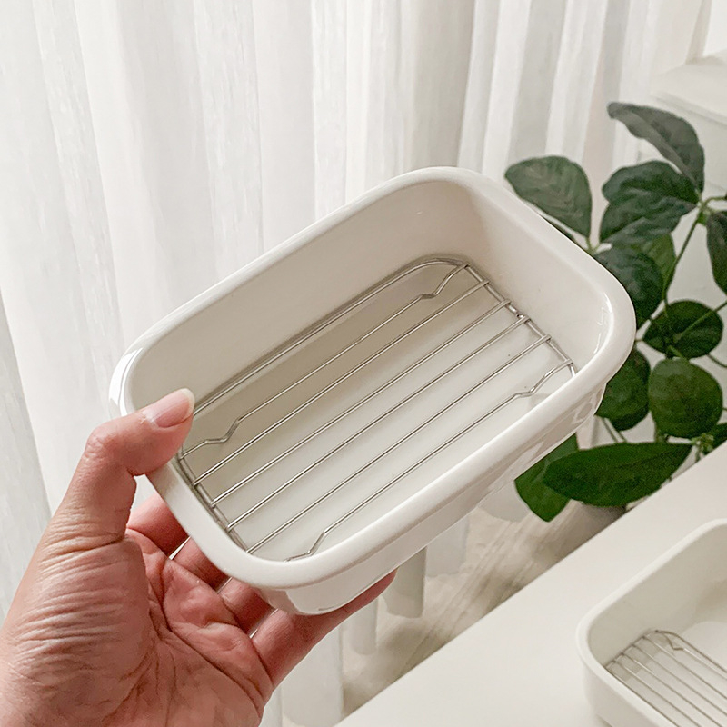 Porcelanska tava za pečenje, pogodna za mikrovalnu pećnicu, moderan minimalistički stil.
