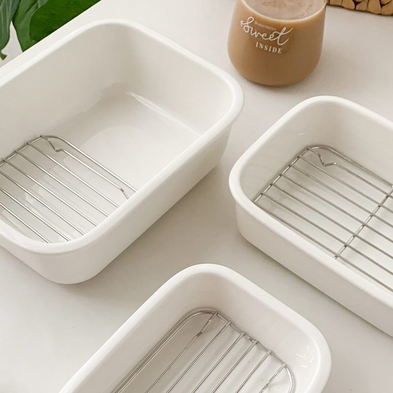 Porcelanska tava za pečenje, pogodna za mikrovalnu pećnicu, moderan minimalistički stil.