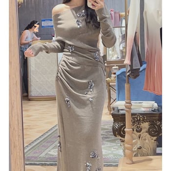 Set pulovera i suknje, asimetrija ramena, uski kroj, dugi rukavi, zimska sezona 2024, elegantan gradski stil